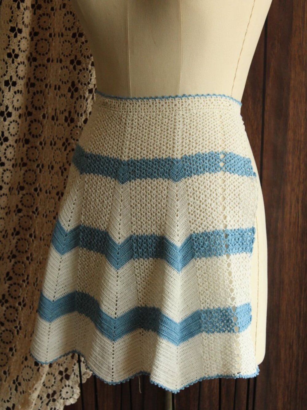 Vintage 1950s 1960s Half Apron, Crocheted in White and Blue, Retro Kitchen - Picture 8 of 11